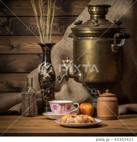 Breakfast with a samovar. Tea and cheesecake with jam 43303422