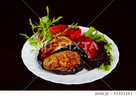 Grilled eggplant with tomato 43303561