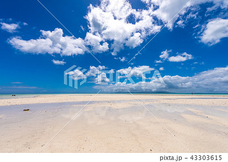 竹富島 コンドイビーチ 干潮時にだけ出現する幻の浜 の写真素材