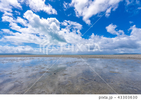 竹富島 コンドイビーチ 干潮時にだけ出現する幻の浜 の写真素材