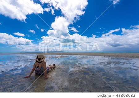 竹富島 コンドイビーチ 干潮時にだけ出現する幻の浜 の写真素材