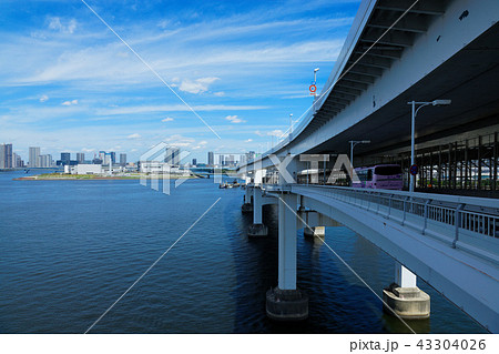 レインボーブリッジより青空が広がる新豊洲市場方面を望む レインボーブリッジより青空が広がる新豊洲市場方面を望む 43304026