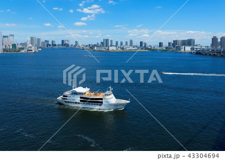 東京湾をクルージング中の大型レストラン船 ヴァンテアン 東京湾をクルージング中の大型レストラン船 ヴァンテアン 43304694