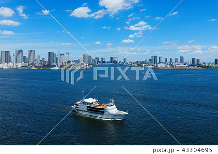 東京湾をクルージング中の大型レストラン船　ヴァンテアン 43304695