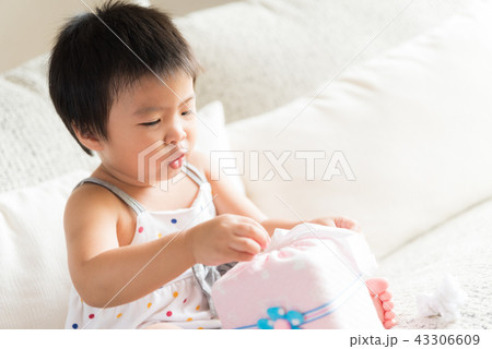 Asian girl wiping or cleaning nose with tissue Asian girl wiping or cleaning nose with tissue 43306609