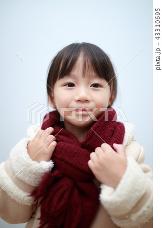 ダッフルコート (アウター 冬 ポートレート 上着 人物 日本人 乳幼児 コピースペース 子供) 43310695