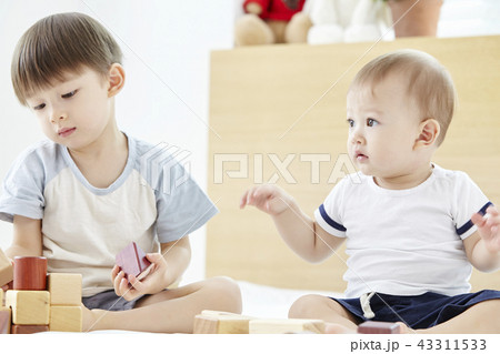 幼児 兄弟姉妹 木のブロック 43311533