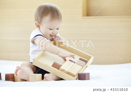 ベビー 笑顔 微笑 43311610