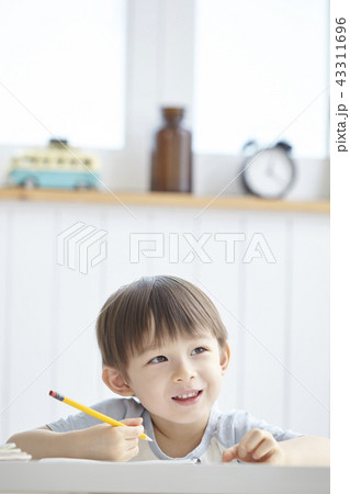 子供 笑顔 微笑 43311696