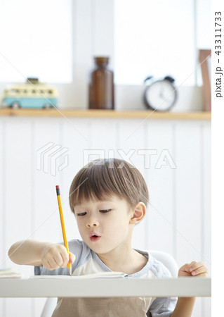 勉強 子供 笑顔 43311733