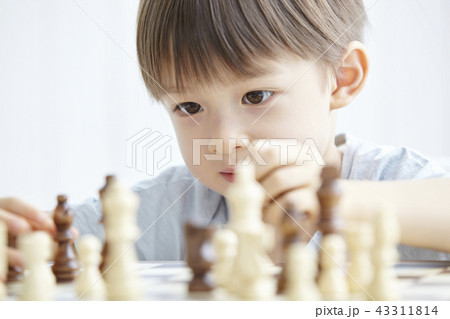 子供 チェス 笑顔 43311814