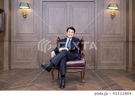 ビジネスマン 中年 笑顔 43312804