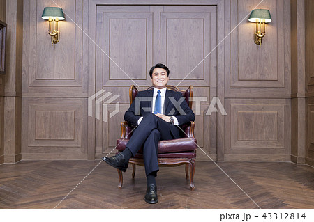 ビジネスマン 中年 笑顔 43312814