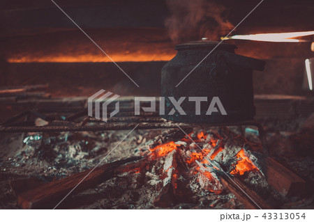 Camp and cooking in field conditions in morning Camp and cooking in field conditions in morning 43313054