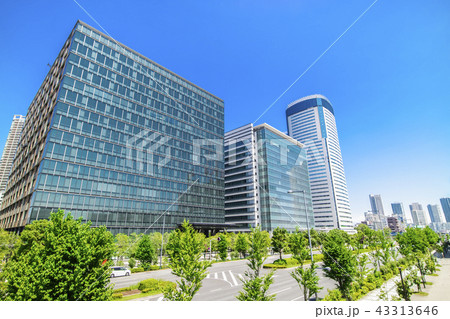 大通りのあるオフィス街の風景 43313646