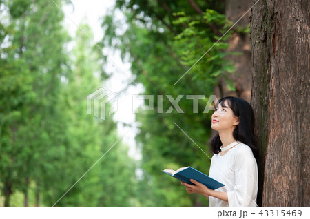 若い女性 韓国人 森 43315469