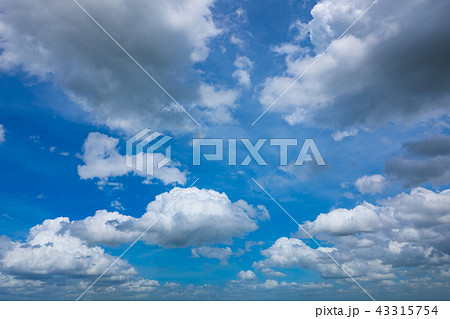 青空に浮かぶ数々の積乱雲　広角　a 43315754
