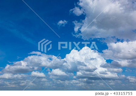 青空に浮かぶ数々の積乱雲 広角 b 青空に浮かぶ数々の積乱雲 広角 b 43315755