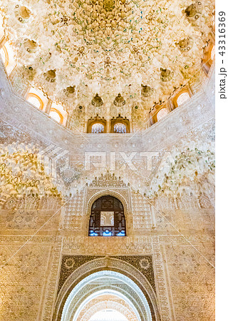 世界遺産　アルハンブラ宮殿　二姉妹の間　鍾乳石飾りの天井 43316369