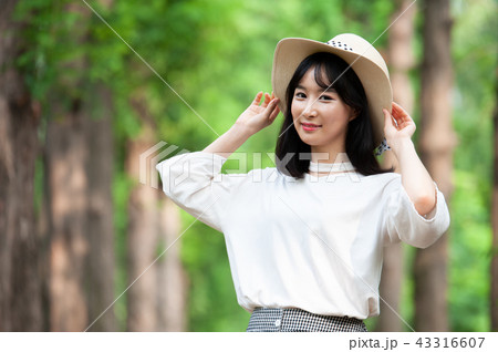若い女性 韓国人 森 43316607
