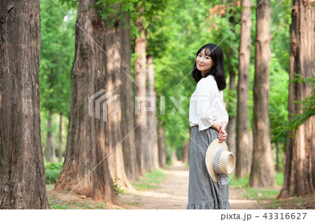若い女性 韓国人 森 43316627