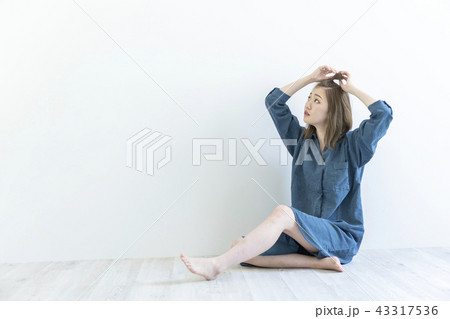 部屋着の女性 43317536