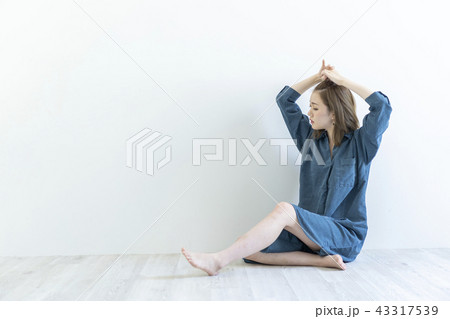 部屋着の女性 43317539