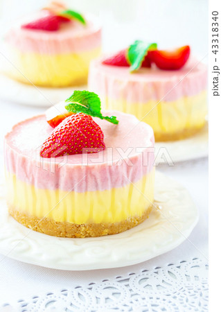 Delicious layred strawberry and mango cheesecake Delicious layred strawberry and mango cheesecake 43318340