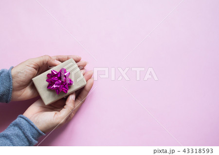 Creative flat lay of female hands holding gift box 43318593