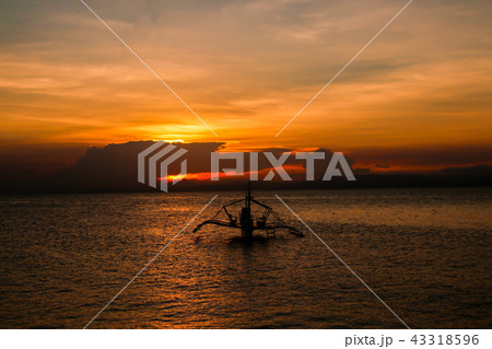 東南アジアの海へ沈む夕日 43318596