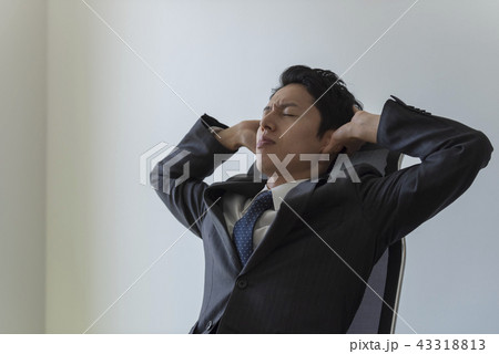 男性　悩む　ビジネス 43318813