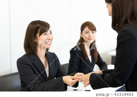 受付　ビジネス　セミナー　イベント　名刺　渡す 43319403