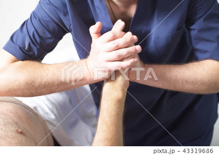 massage therapist makes a man a massage 43319686