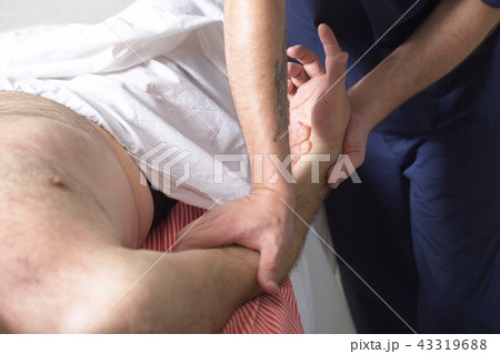 massage therapist makes a man a massage 43319688