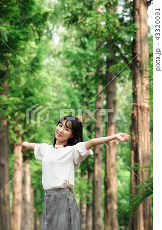 若い女性 韓国人 散歩 43320091