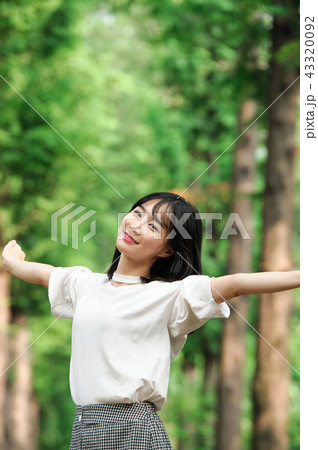 若い女性 韓国人 散歩 43320092