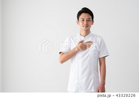 医者、看護師、真心、信頼、胸に手を当てる 43320226