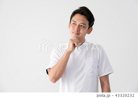 医者、看護師、考える、悩む 43320232