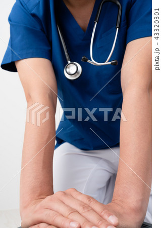 救急救命士、心臓マッサージ、救急、心臓、胸骨圧迫 43320301