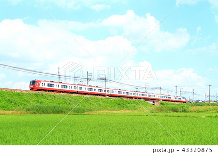 田園地帯を走行する名鉄電車 43320875