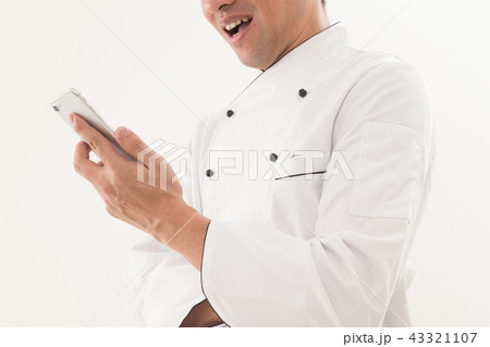 スマホを見るシェフ スマホを見るシェフ 43321107