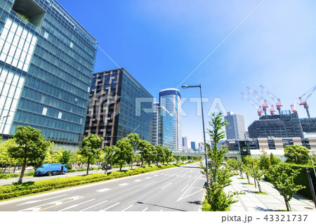 大通りのあるオフィス街の風景 大通りのあるオフィス街の風景 43321737