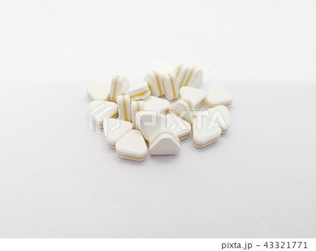 Many triangle white tablets of combined drugs. 43321771