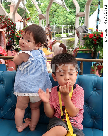 メリーゴーランドに乗る兄妹（3歳＆1歳） 43321932