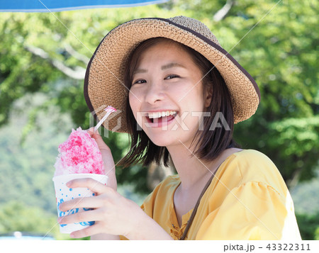 かき氷を食べる女性 かき氷を食べる女性 43322311