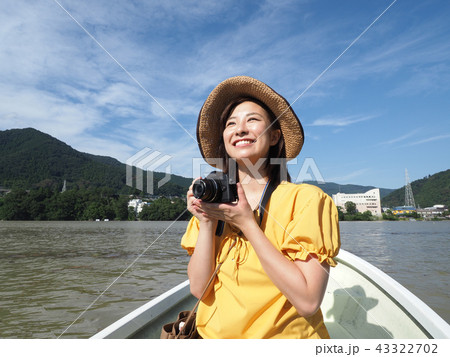 ボートに乗って写真を撮る女性 43322702