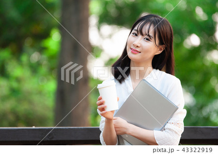 若い女性 韓国人 森 43322919