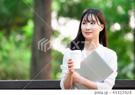 若い女性 韓国人 森 43322928