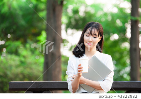 若い女性 韓国人 森 43322932