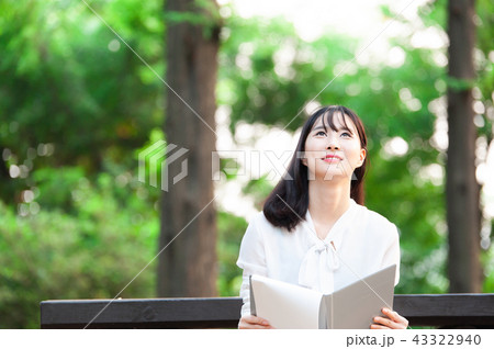 若い女性 韓国人 森 43322940